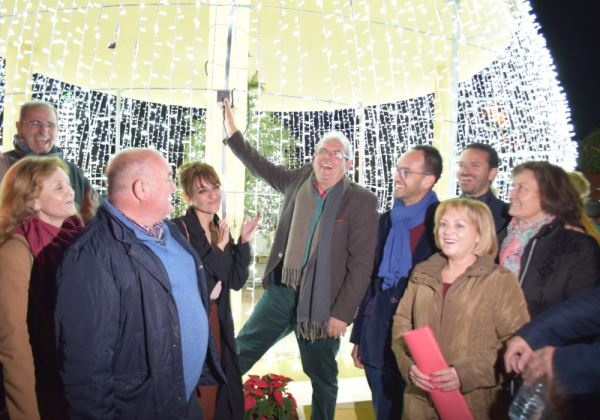 Una gran bola de Navidad y una iluminación especial en la fachada del Ayuntamiento de Vícar, principales novedades del alumbrado navideño