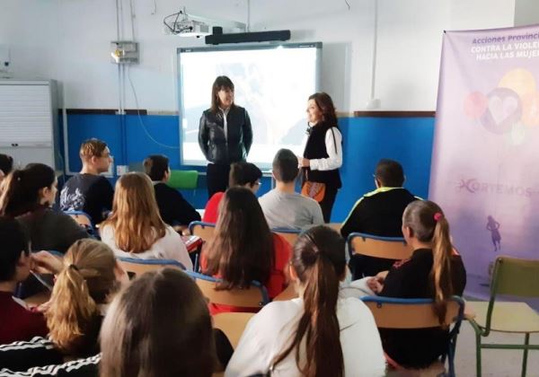 Los alumnos del IES Mar Azul, de Balerma, celebran un encuentro con la directora de cine Mabel Lozano sobre violencia de género