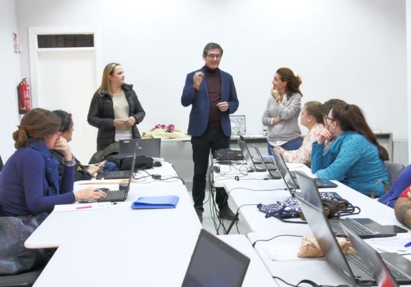 Desempleados de Adra aprenden a sacar rendimiento a las TIC para acceder al mundo laboral