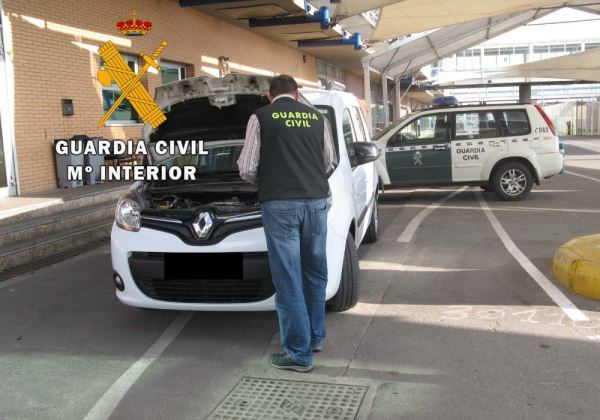 La Guardia Civil de Almería detiene a tres personas y recupera tres vehículos sustraídos en Francia y Madrid