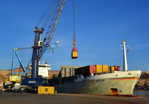 Grupo Cosentino trae a la segunda mayor naviera del mundo al Puerto de Almería