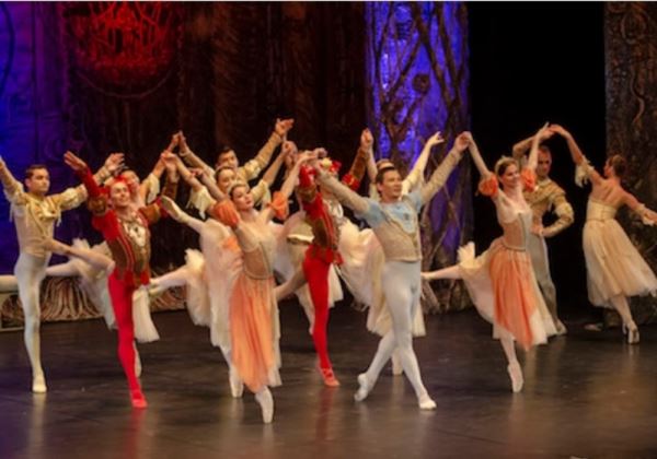El Ballet Imperial Ruso embelesa a los almerienses con el estético 'El lago de los cisnes'