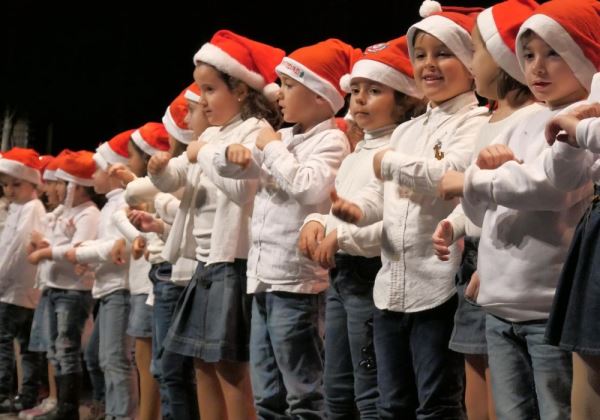 Los escolares de Adra cantan sus villancicos en el Centro Cultural del municipio