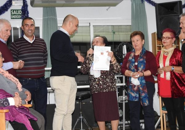 Huércal-Overa entrega la subvención anual a los mayores para sus actividades