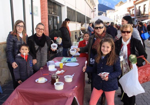 El ecomercado navideño de Abla invita  al consumo de aceite de oliva virgen extra