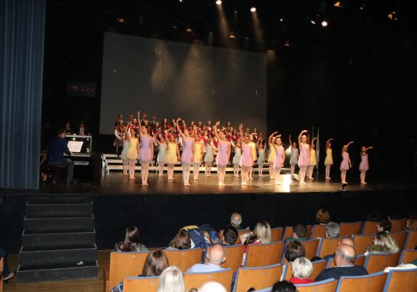 El colegio Sek Alborán, de Almerimar, celebra su IX Gala de Navidad, cuya recaudación se destina a Cruz Roja El Ejido