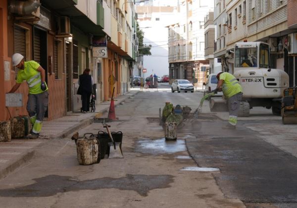 El Ayuntamiento de Adra renueva parte de la red de saneamiento de calle Greco