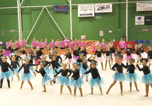 La Escuela Municipal de Gimnasia Rítmica celebra la llegada de las vacaciones de Navidad con su tradicional exhibición