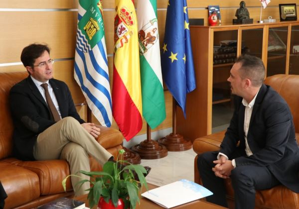El alcalde de El Ejido recibe al director de Letrame para conocer las fortalezas y debilidades del sector de la autoedición