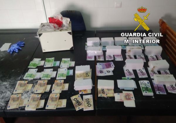 Un vecino de Roquetas de Mar por un delito de falsificación de moneda, localizándole la Guardia Civil 11.400 euros falsos