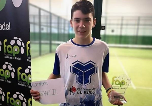 El roquetero David Asensio gana el Open Regional de Navidad de pádel en infantil
