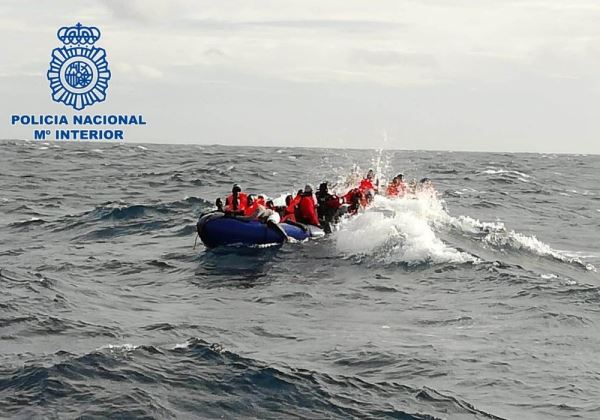 Detenidos los patrones de una patera rescatada al sur de Punta Sabinar con 32 personas y once cadáveres a bordo