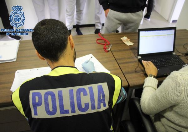 La Policía detiene a tres personas encargadas de tripular una patera con 53 ocupantes rescatada en aguas almerienses