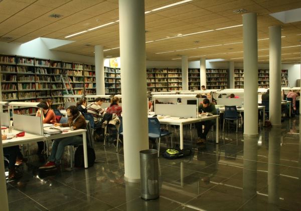 La Sala de Estudio de la Biblioteca Central de El Ejido amplía su horario para que los universitarios puedan preparar sus exámenes