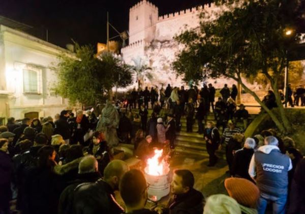 Los vecinos del centro histórico comparten con toda Almería las hogueras de San Antón