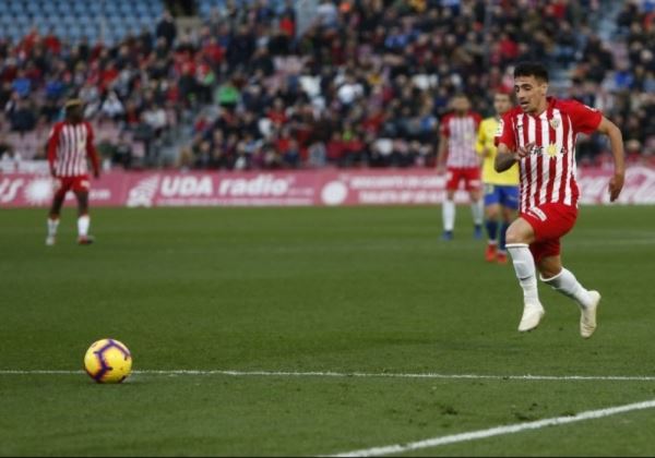El jugador de la UD Almería Gaspar reaparece nueve meses después de sufrir su grave lesión de rodilla