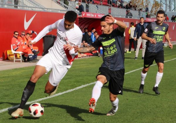 Una expulsión y un penalti frenan las opciones de puntuar a los ejidenses en Sevilla