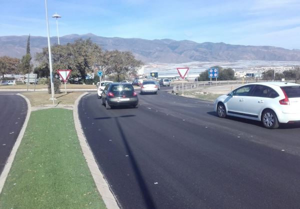 Finalizan los trabajos de asfaltado de la Avenida Oasis entre la rotonda del Hospital del Poniente y la de Almerimar