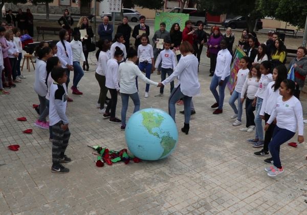 Dos mil niños y jóvenes de El Ejido celebran el Día Escolar de la Paz y la No violencia corriendo
