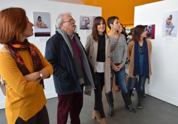 Lactalmería acerca a Vícar su exposición 'Mamar: Mamá+Amar' de la mano de la fotógrafa Belén Beltrán