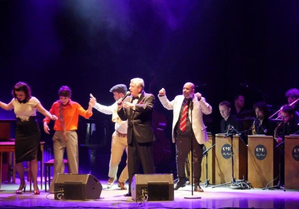 La voz de Frank Sinatra resuena en el Centro Cultural de Adra