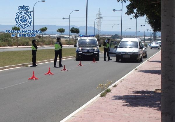 Dos vecinos de Almería acaban en la cárcel al ser pillados con heroína, cocaína y hachís en su coche