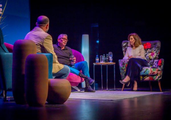 Boris Izaguirre presenta y firma su última novela, 'Tiempo de tormentas', ante 400 personas en El Ejido