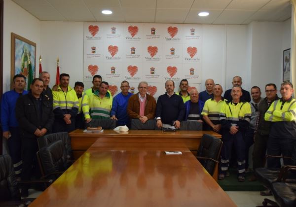 Una veintena de trabajadores de Vícar reciben sus carnés para el transporte de mercancía