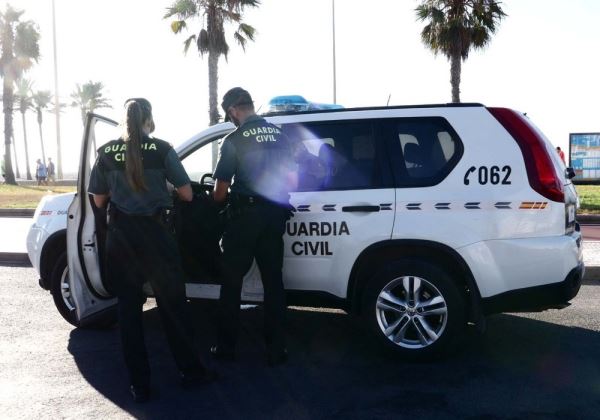 Un ladrón es pillado 'in fraganti' por la Guardia Civil robando en una vivienda de Roquetas de Mar