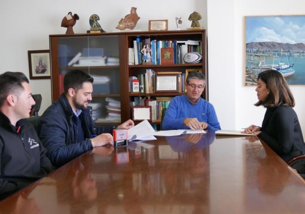 El Ayuntamiento de Adra firma el contrato para la incorporación de cuatro nuevos vehículos al Área de Servicios
