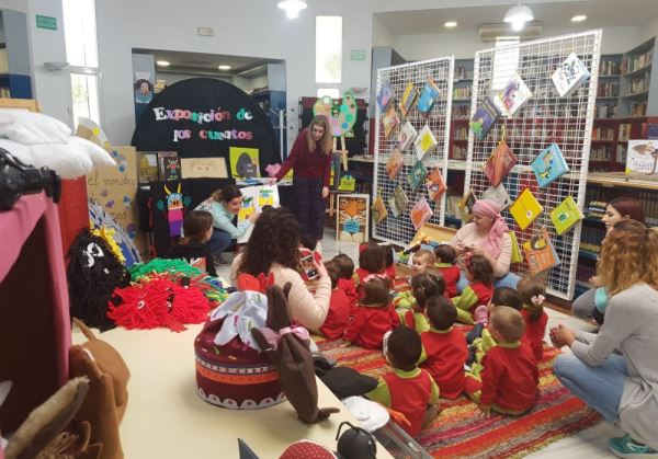 La exposición de cuentos y libros infantiles inicia su recorrido por las bibliotecas de Vícar