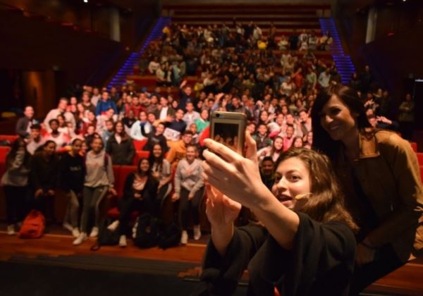 La escritora siria Luna Al Mousli expone sus vivencias infantiles y como refugiada ante casi 300 escolares del Poniente