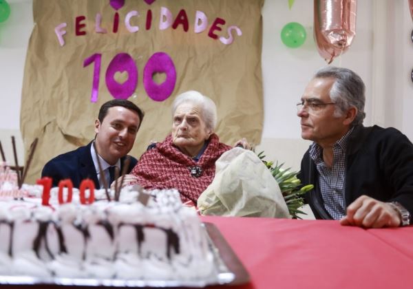 María Ferrer celebra su centenario cumpleaños con familiares, usuarios y trabajadores de la Residencia Asistida