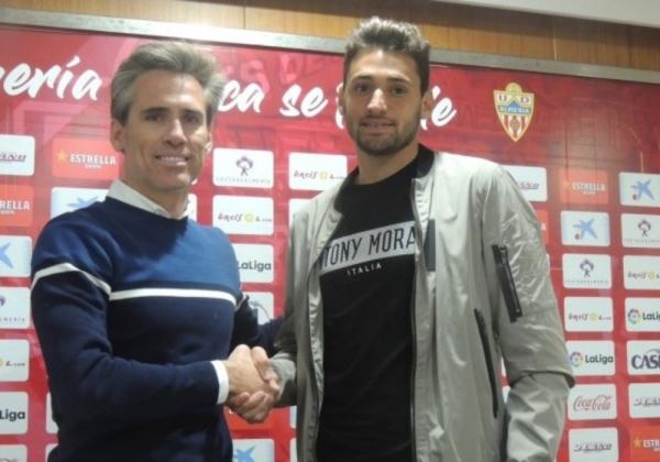 Iván Martos amplía su contrato hasta junio de 2022 con la UD Almería