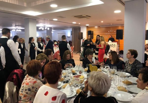 Casi cuatro centenares de mujeres celebraron el Día de la Mujer en el Gran Hotel Victoria, en El Ejido