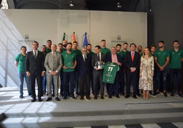 El presidente de la Junta de Andalucía recibe a Unicaja Almería tras ganar la Copa del Rey