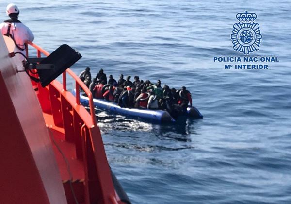 La Policía Nacional rescata a 48 inmigrantes que navegaban en una patera en aguas almerienses