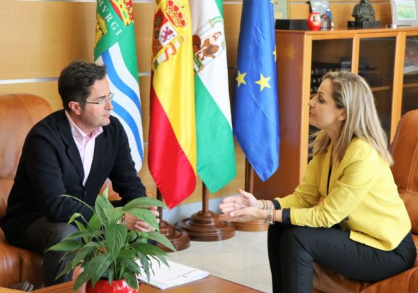 La delegada del Gobierno traslada al alcalde ejidense su compromiso por solventar los principales problemas de El Ejido