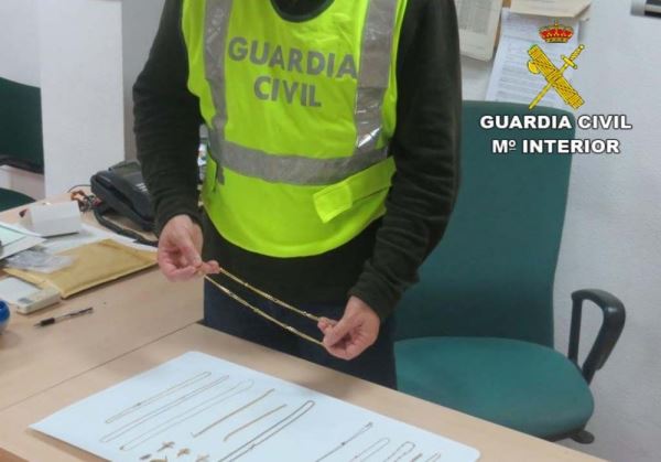 La Guardia Civil detiene a una persona con dos requisitorias en vigor por robos cometidos con el método de 'el abrazo'