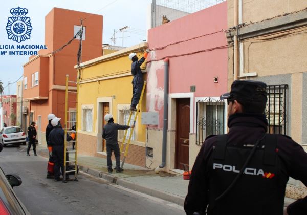 La Policía y Endesa llevan a cabo en Pescadería una macrooperación contra el fraude eléctrico y el cultivo de marihuana