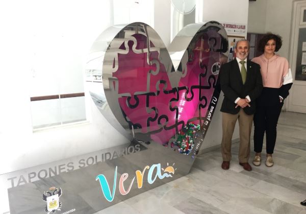 El consistorio veratense instala un gran 'corazón solidario' para la recogida de tapones