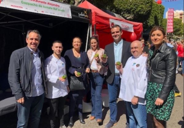 El Paseo de Almería se tiñe de rojo con la celebración de la quinta edición del Día del Tomate