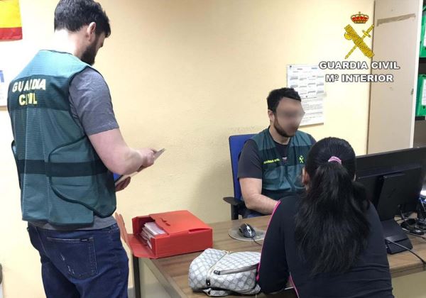 Una mujer es detenida tras simular que le roban en Roquetas de Mar su bolso, donde guardaba supuestamente 82.000 euros de recaudación de lotería