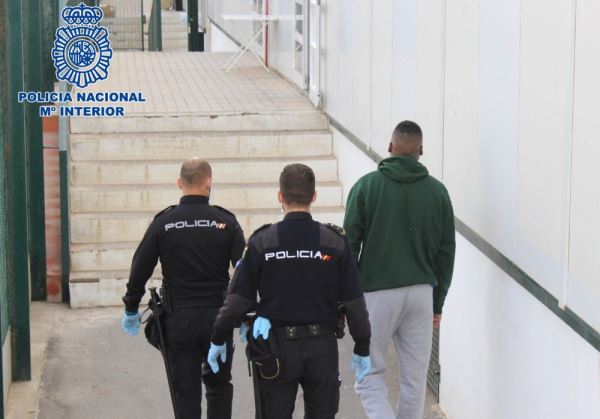Detenidos los tres patrones de una patera con ocho inmigrantes argelinos a bordo