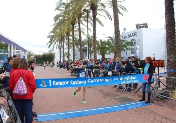 Más de 2.000 personas corren por el autismo en la 'I Runner Fashion Carrera Azul'