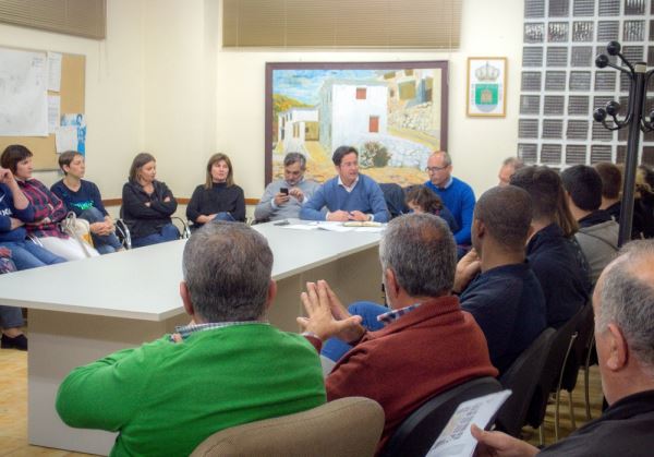El alcalde de El Ejido muestra a los vecinos de Santa María del Águila el proyecto del futuro parque municipal
