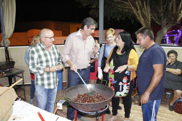 Los abderitanos se vuelcan con la tradicional castañada de Todos los Santos de La Curva