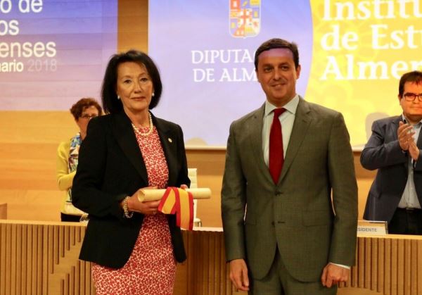 El IEA entrega en su Plenario el Escudo de Honor del Instituto a Josefa Balsells y Pablo Mazuecos