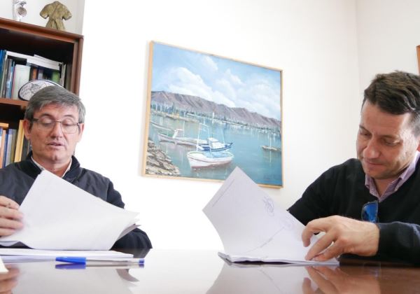 El alcalde de Adra firma la redacción del proyecto de 'Rincones con Encanto' que estará listo en un mes