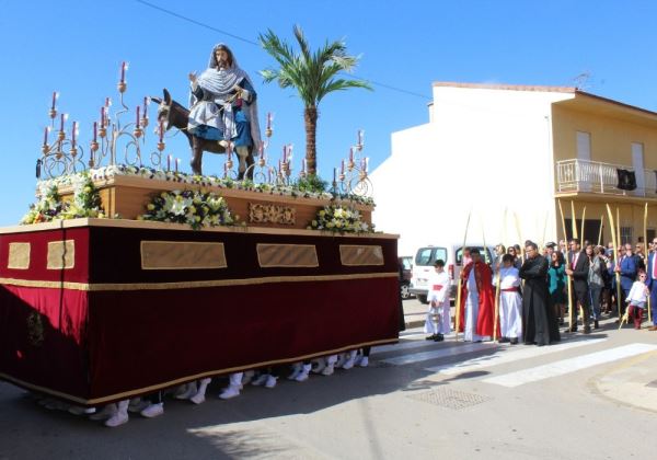 La Borriquita vuelve a emocionar durante la procesión del Domingo de Ramos en Pulpí